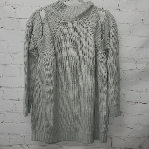 Glitzy Girlz Gray Cold Shoulder Sweater Women's Size 1x - Picture 8 of 16